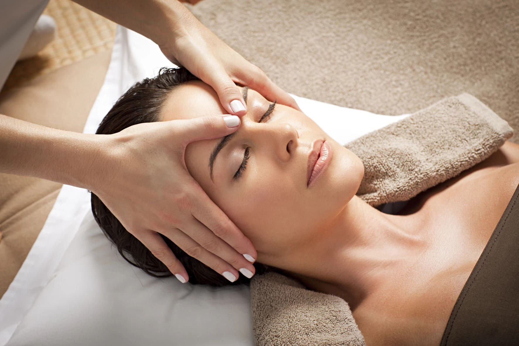 Massage giảm mỡ vùng mặt